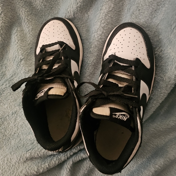 Nike Kids Black and White Sneakers - Picture 6 of 7